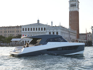cabin-cruiser catamarán