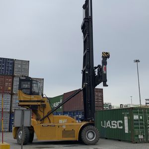 carretilla para contenedores vacía