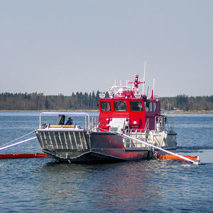 barco profesional embarcación de recuperación de hidrocarburos