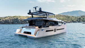 yate a motor catamarán 1