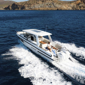 barco cabinado fueraborda