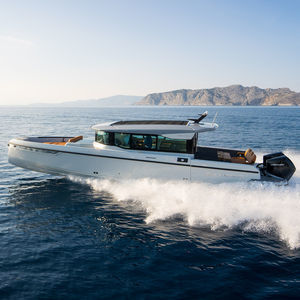 barco cabinado fueraborda