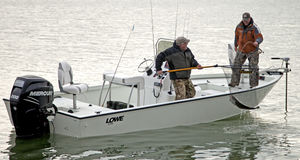bay boat fueraborda / con consola central / de pesca deportiva
