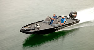 bass boat fueraborda / con doble consola / de pesca deportiva