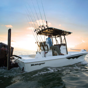 bay boat fueraborda / con consola central / de pesca deportiva / 10 personas máx.