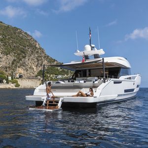 yate a motor de crucero