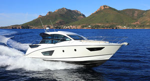 yate a motor de crucero / de deporte / con hard-top / IPS