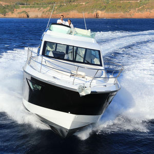yate a motor de crucero