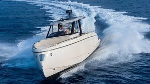 barco cabinado fueraborda