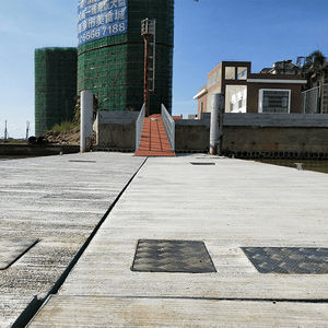 estación de servicio flotante para puerto deportivo