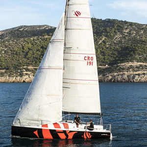 velero de regata y crucero