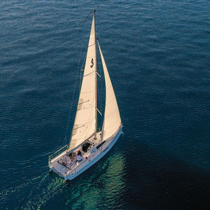 velero de regata y crucero