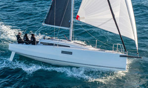 velero de regata y crucero