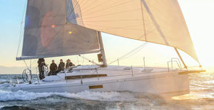 velero de regata y crucero