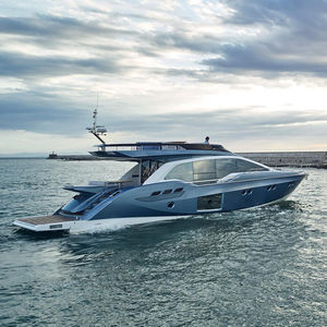 yate a motor de crucero