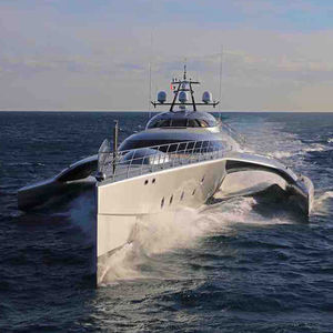 megayate trimarán