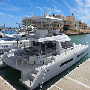 barco cabinado catamarán