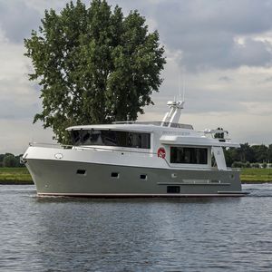 yate a motor de crucero / trawler / raised pilothouse