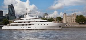 megayate de gran velocidad / raised pilothouse / con helipuerto