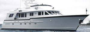 yate a motor de crucero / con fly / de desplazamiento / a medida