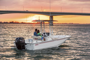 barco open fueraborda / con consola central / para la pesca / 8 personas máx.