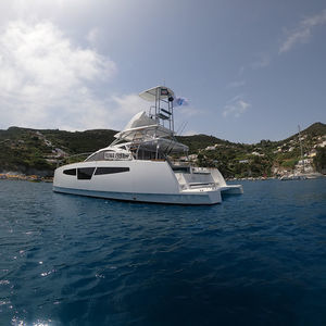 barco cabinado catamarán