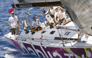 monocasco / de regata y crucero / con popa abierta / con 3 camarotes
