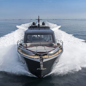 yate a motor de crucero