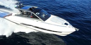 yate a motor de crucero / con hard-top / IPS / casco de planeo