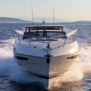 barco cabinado intraborda / bimotor / open / IPS