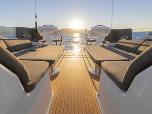 yate de vela de crucero / con popa abierta / con deck saloon / con 4 o 5 camarotes