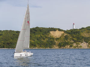 yate de vela de crucero / con popa abierta / con deck saloon / con 4 o 5 camarotes