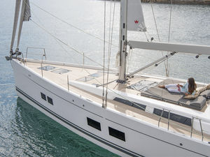 yate de vela de crucero / con popa abierta / con deck saloon / con 4 o 5 camarotes
