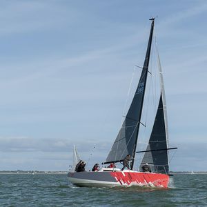 monocasco / de regata y crucero / con popa abierta / con 6 camarotes
