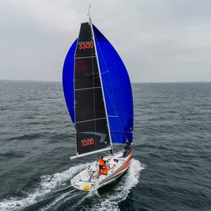 monocasco / de regata / con popa abierta / con 2 camarotes