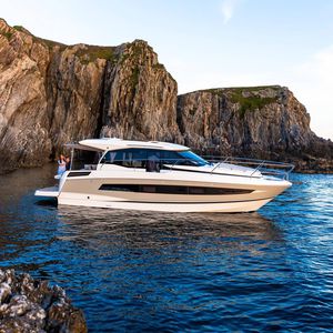 barco cabinado intraborda / bimotor / con hard-top / de crucero
