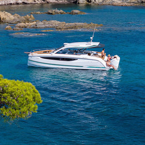 cabin-cruiser catamarán