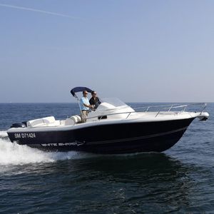 barco open fueraborda / bimotor / con consola central / 8 personas máx.