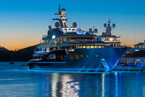 megayate de crucero / raised pilothouse