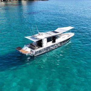 barco cabinado fueraborda