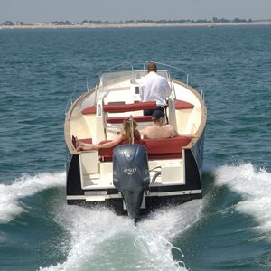 barco open fueraborda / casco de planeo / open / con consola central