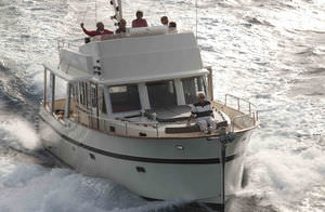 trawler intraborda / con caseta de timón / con fly
