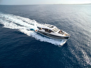 yate a motor de crucero / con hard-top / con 3 camarotes / con 6 literas