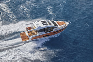 barco cabinado intraborda / bimotor / con hard-top / 12 personas máx.