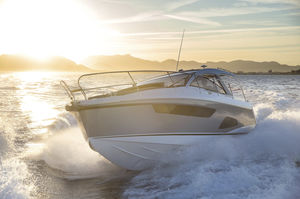 barco cabinado intraborda / bimotor / con hard-top / de deporte