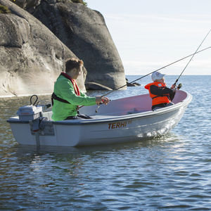 bote fueraborda / open / de pesca deportiva / 4 personas máx.