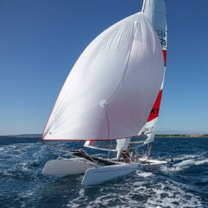 catamarán deportivo de regata