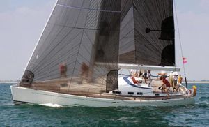 velero de regata y crucero