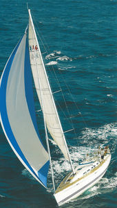 velero de regata y crucero