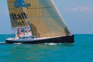 velero de regata y crucero